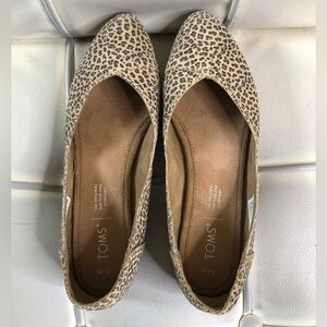 Toms  7.5  slip on leopard print flats
